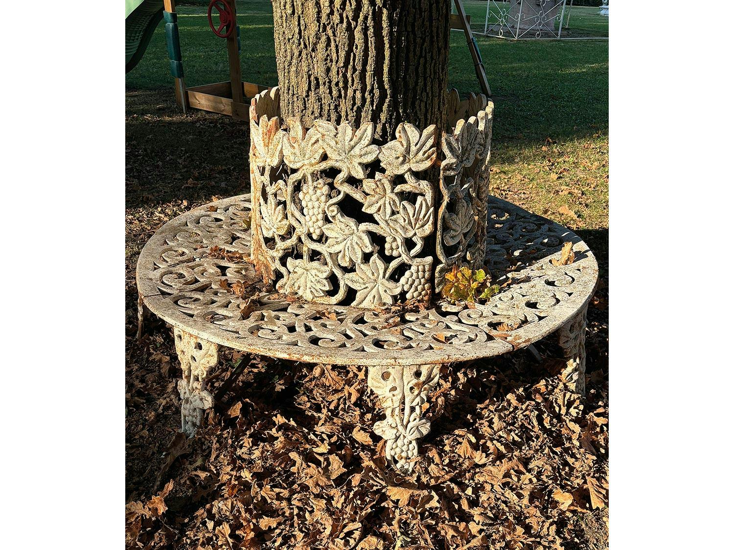 Detailabbildung: Parkbank mit Weinlaub