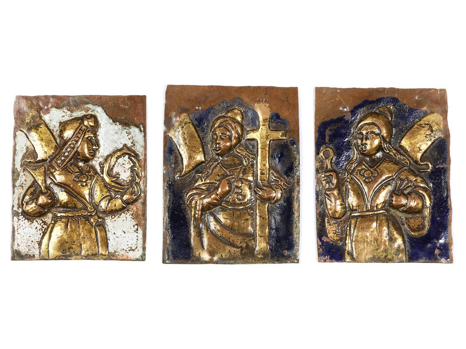 Drei rechteckige Plaketten mit den Attributen der Leidenswerkzeuge Christi