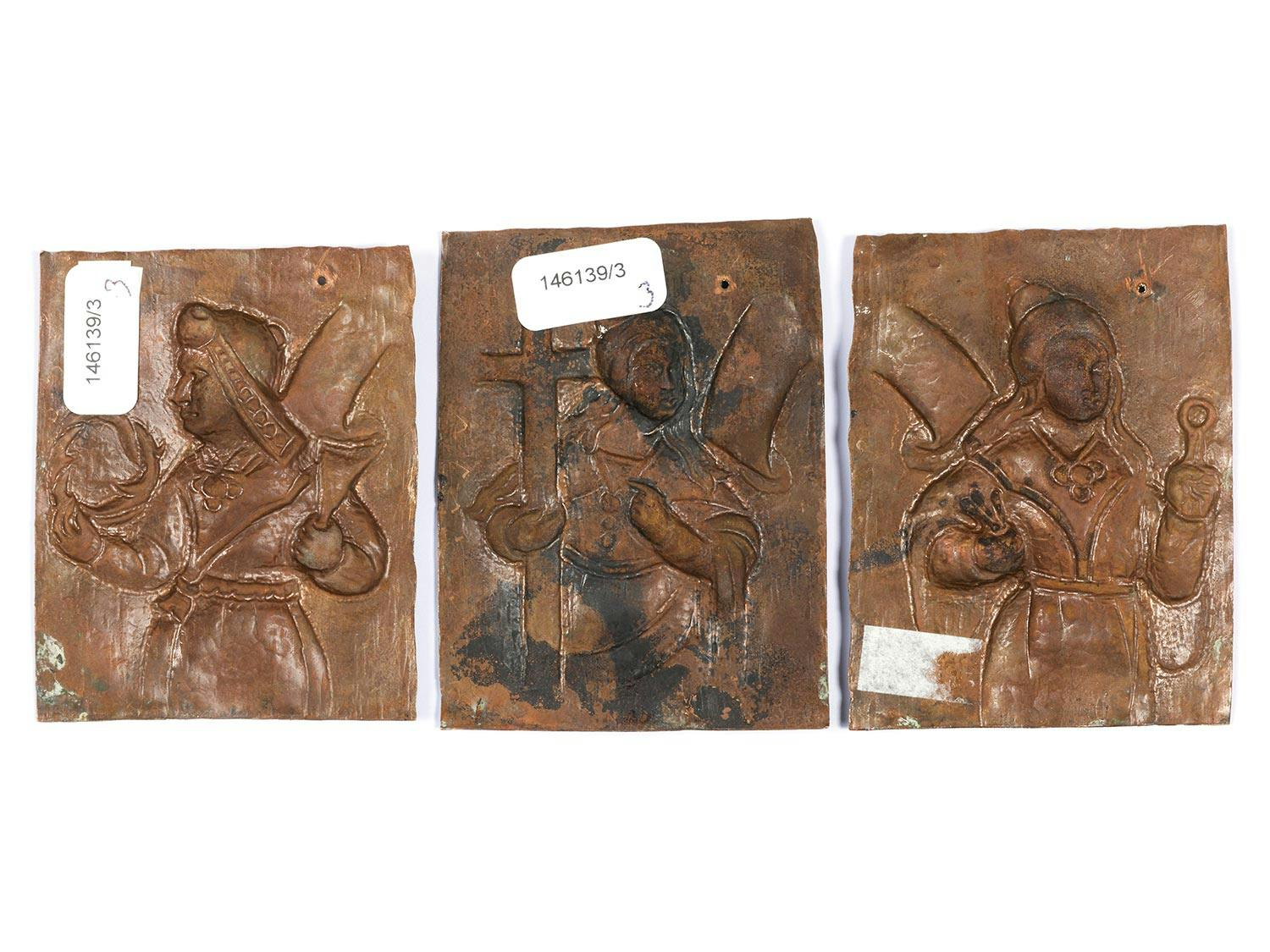 Detailabbildung: Drei rechteckige Plaketten mit den Attributen der Leidenswerkzeuge Christi