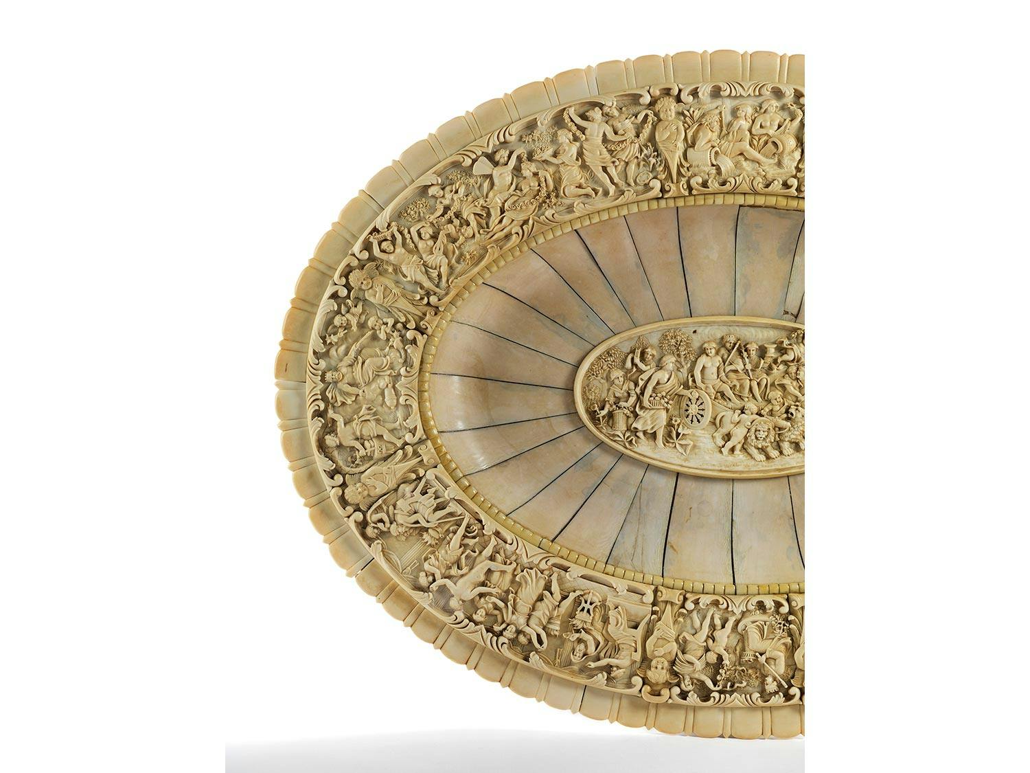 Detailabbildung: Große ovale Elfenbein-Prunkplatte mit Bacchus-Thematik