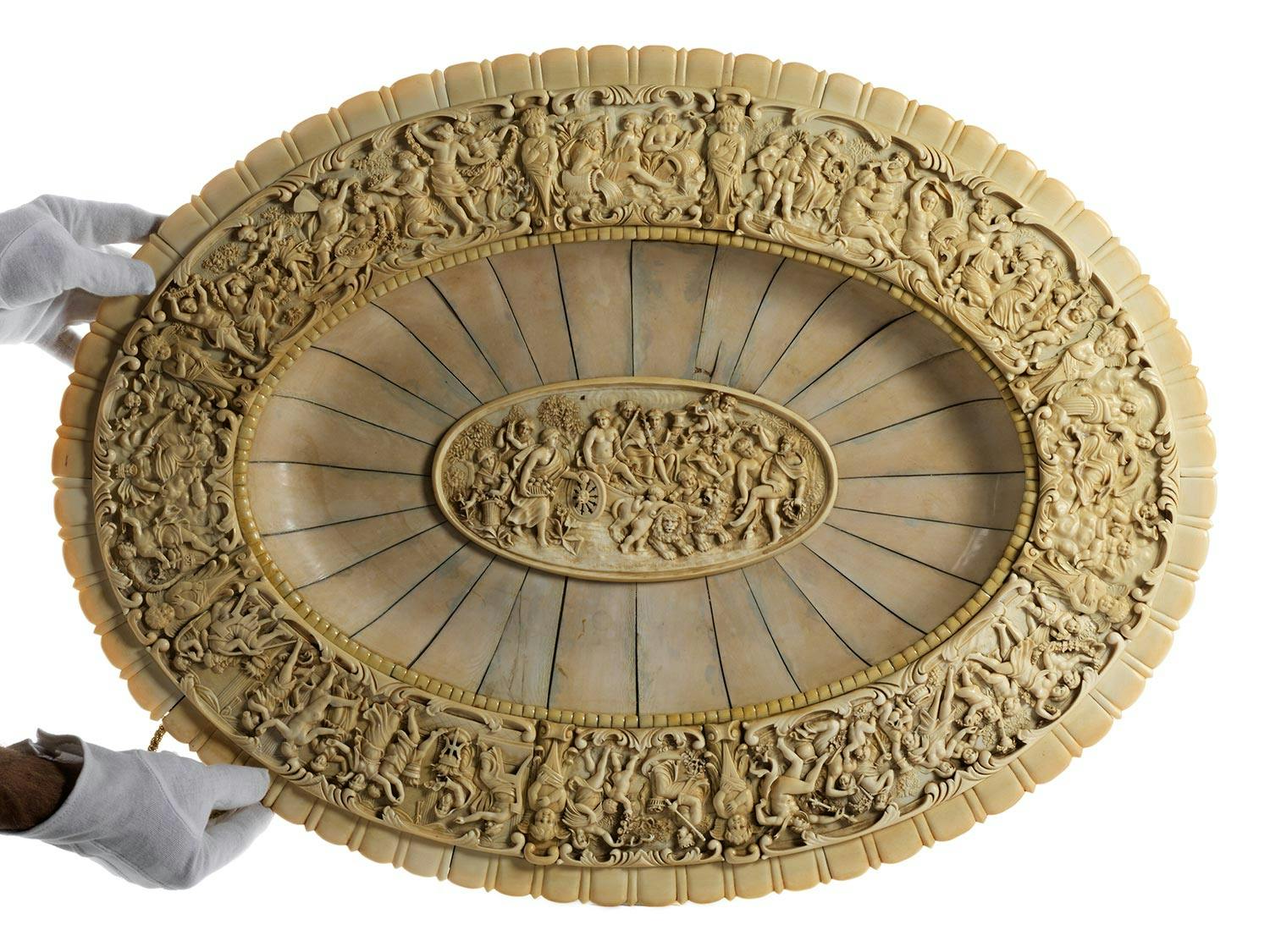 Detailabbildung: Große ovale Elfenbein-Prunkplatte mit Bacchus-Thematik