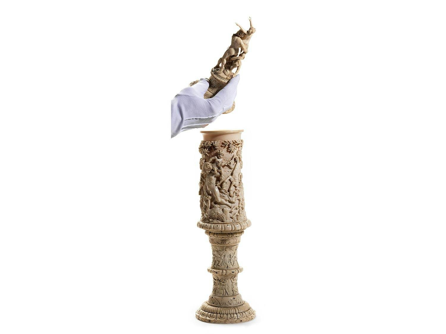 Detailabbildung: Großer Deckelpokal mit Raptusgruppe