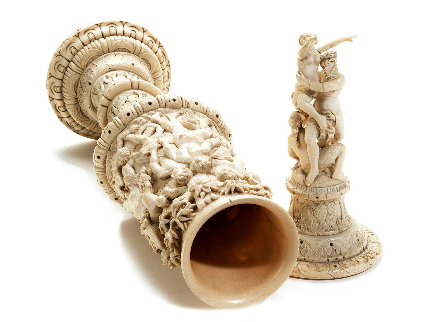 Detailabbildung: Großer Deckelpokal mit Raptusgruppe