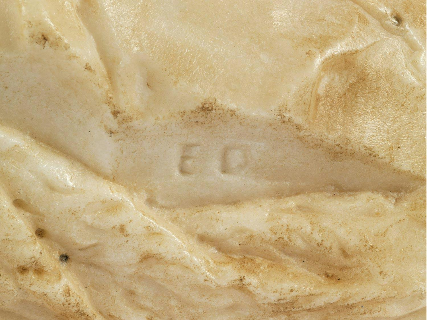 Detailabbildung: Büste eines Klerikers in Memento mori-Darstellung