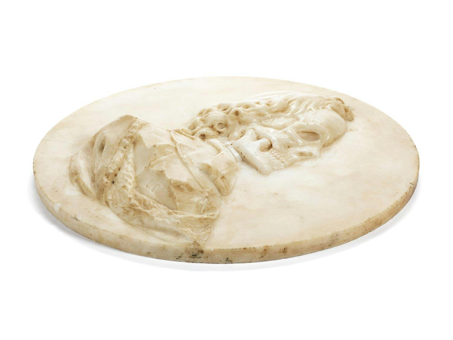 Detailabbildung: Büste eines Klerikers in Memento mori-Darstellung