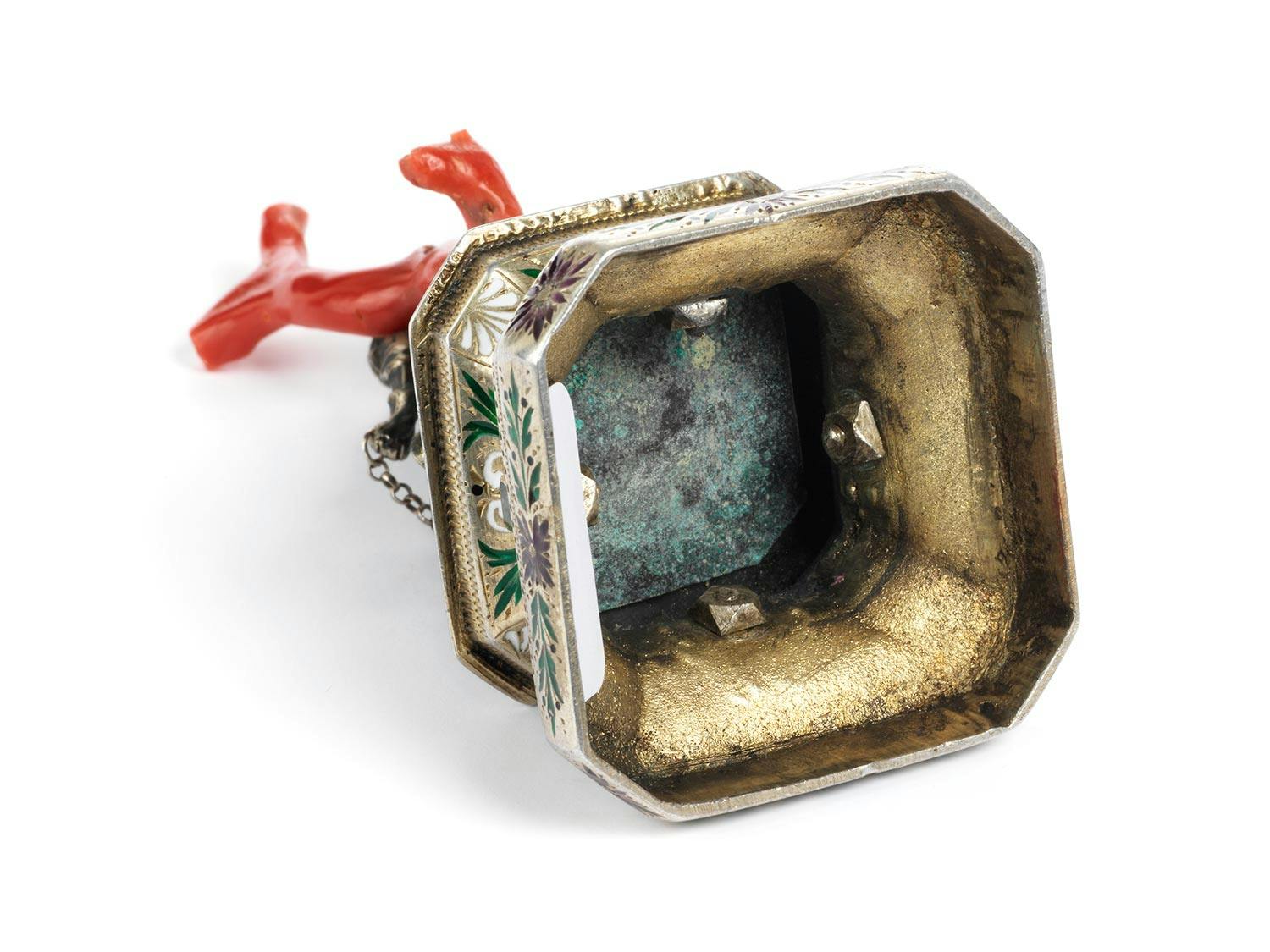 Detailabbildung: Kleine Silberfigur „St. Georg“ mit roter Koralle