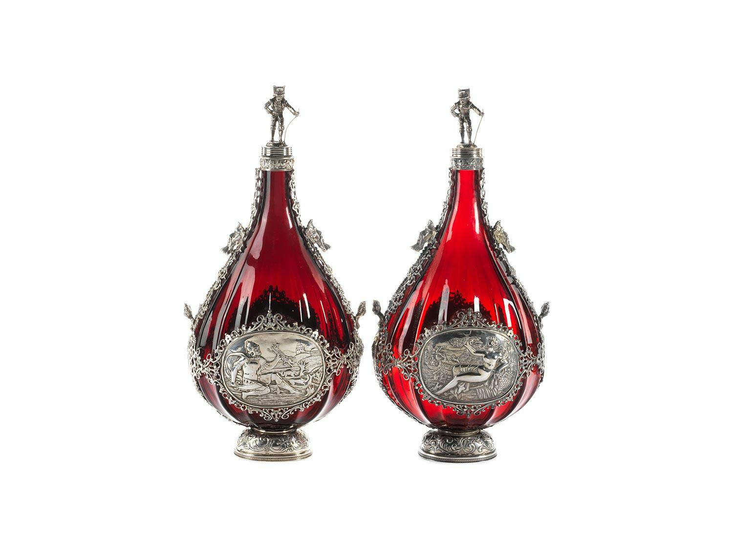 Detailabbildung: Paar Rubinglas-Pilgerflaschen mit reicher Silbermontierung