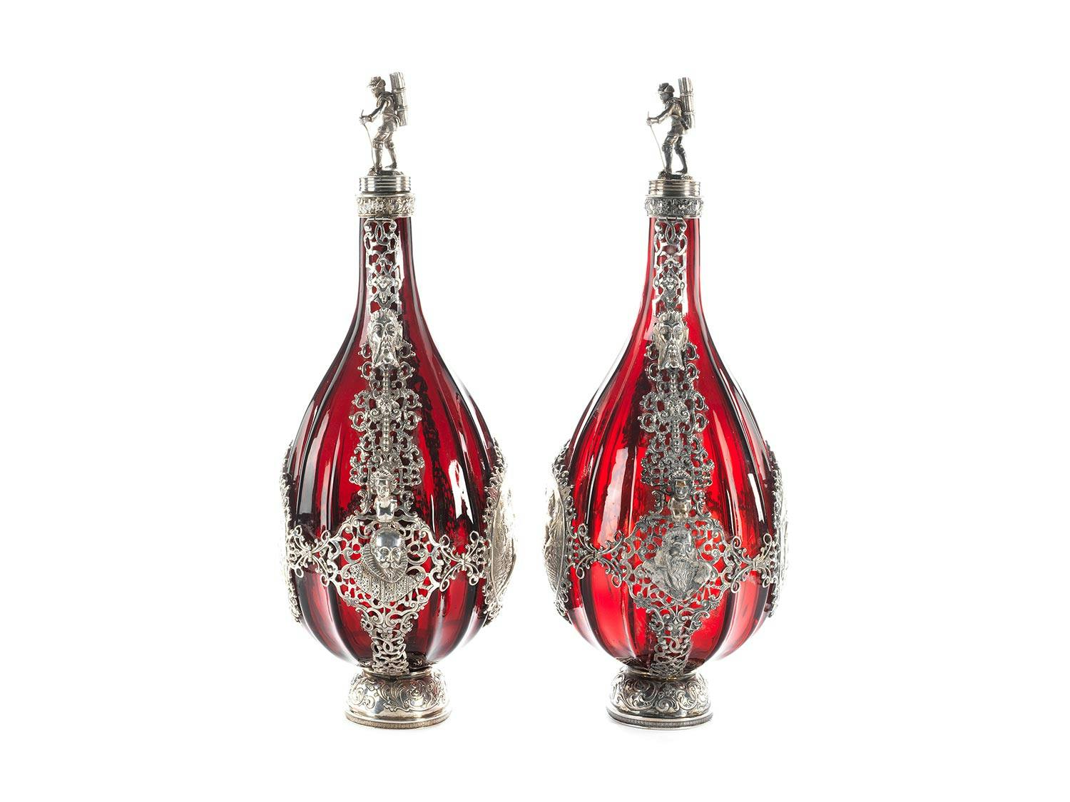 Detailabbildung: Paar Rubinglas-Pilgerflaschen mit reicher Silbermontierung