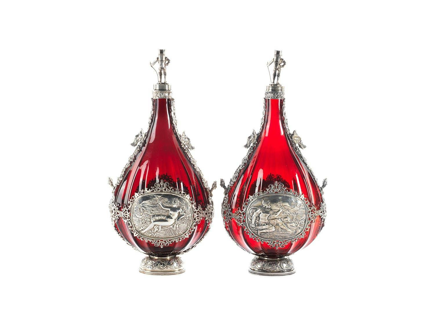 Detailabbildung: Paar Rubinglas-Pilgerflaschen mit reicher Silbermontierung