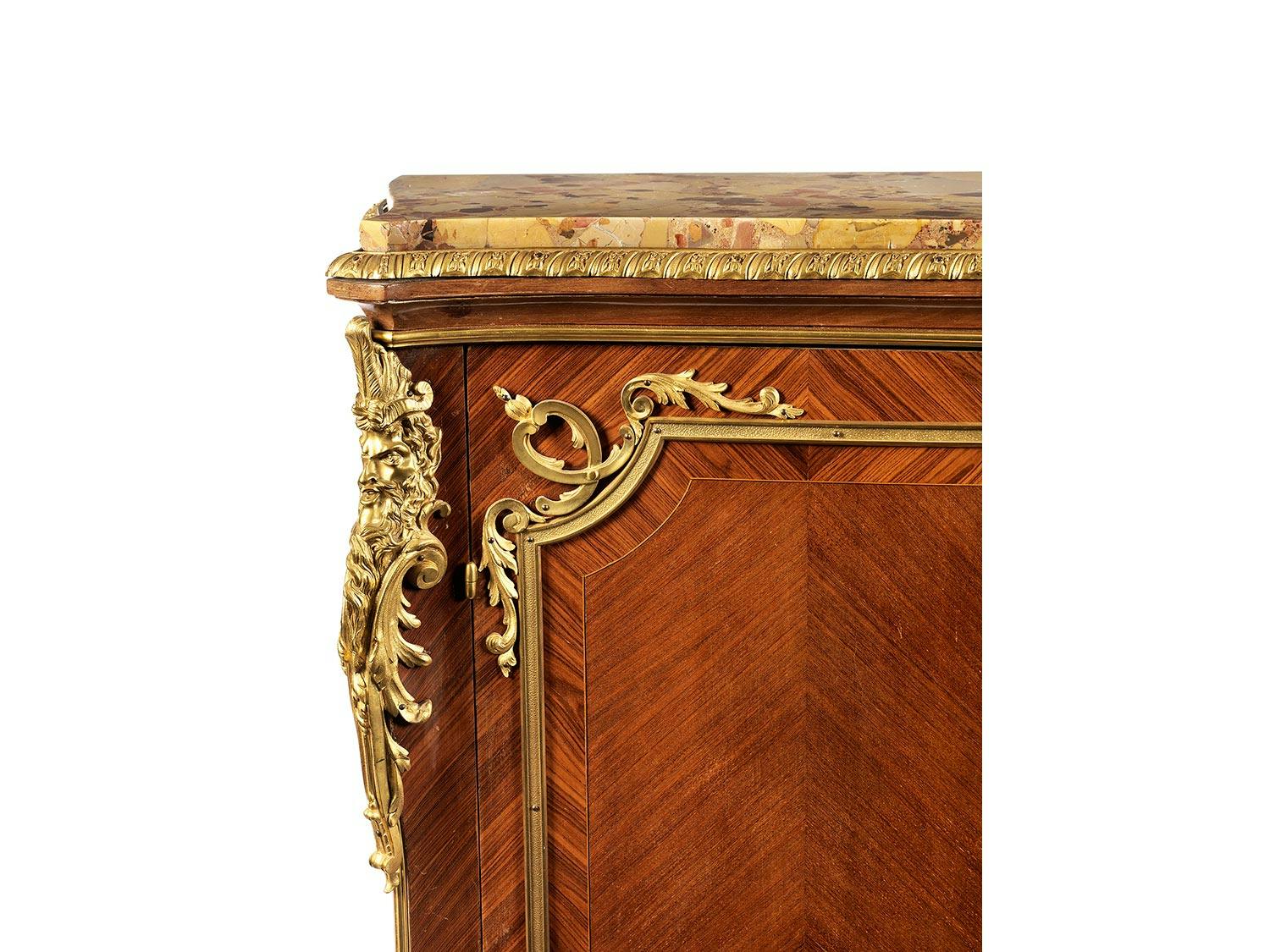 Detailabbildung: Halbschrank im Louis XV-Stil