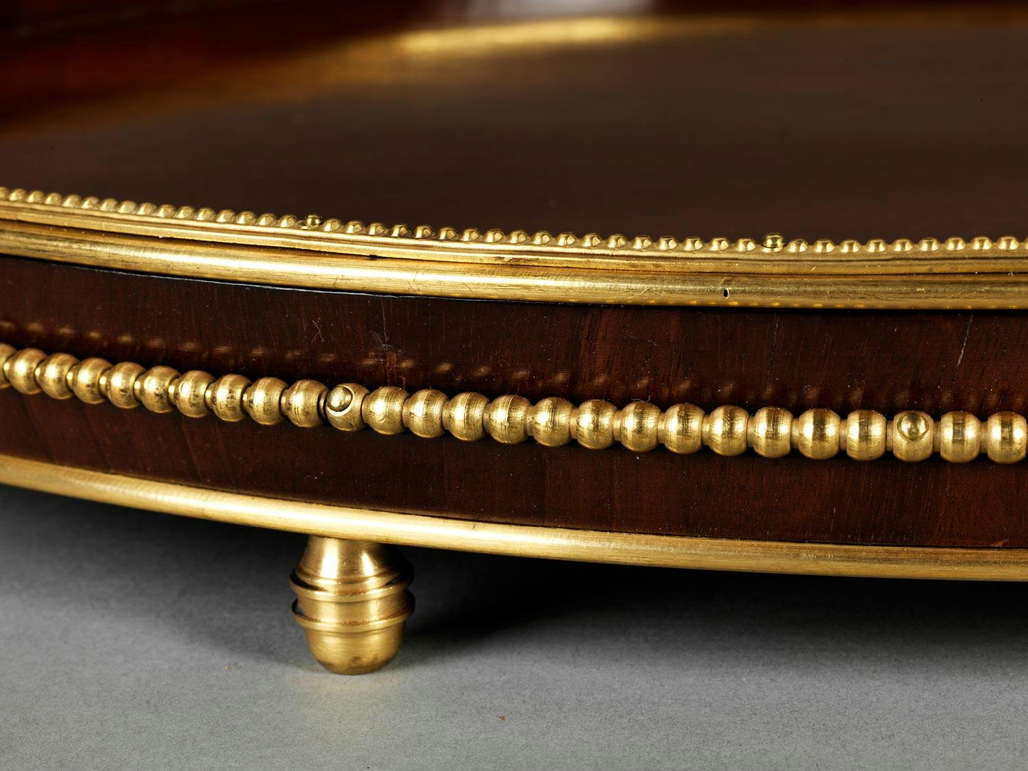 Detailabbildung: Seltener Roentgen-Tafelaufsatz