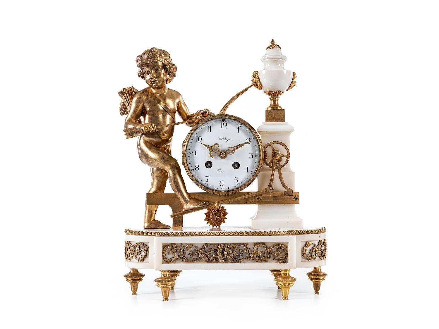 Pendule mit Pfeil schleifendem Amor