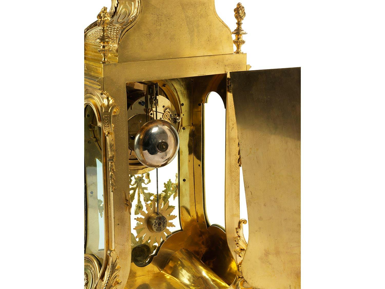 Detailabbildung: Große vergoldete Kaminuhr