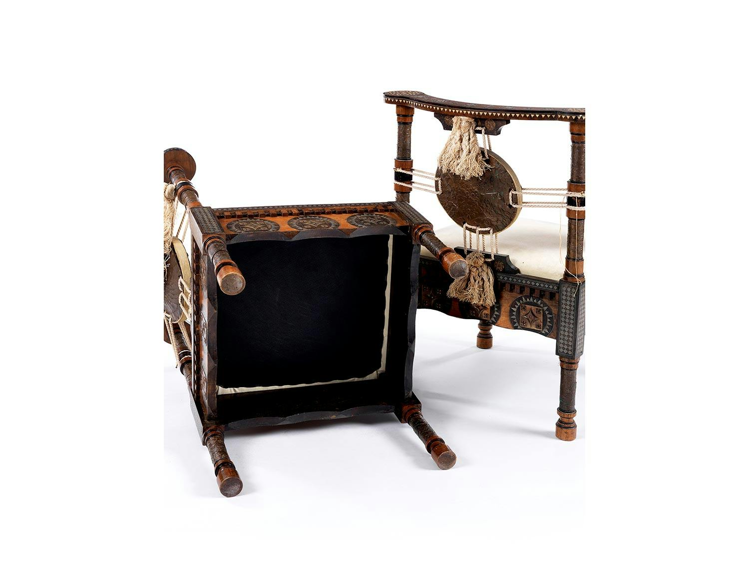 Detailabbildung: Carlo Bugatti Eckstühle