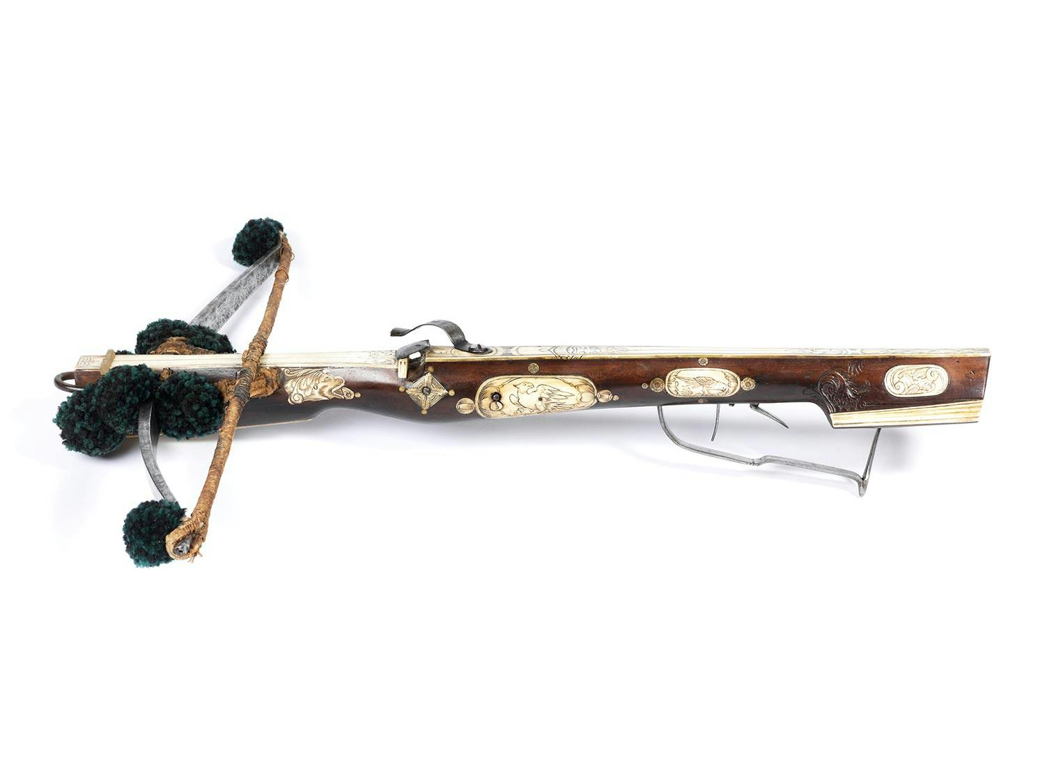 Detailabbildung: Armbrust mit Vogeldekor