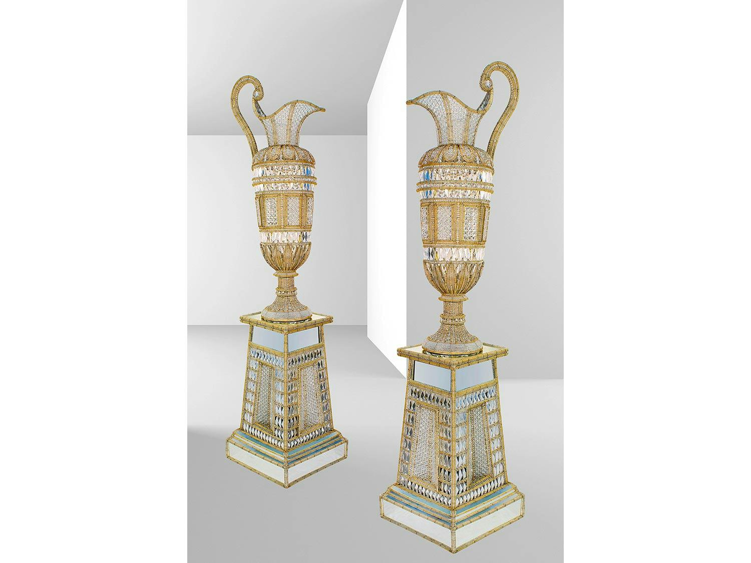 Paar Leuchtobjekte in Kannenform