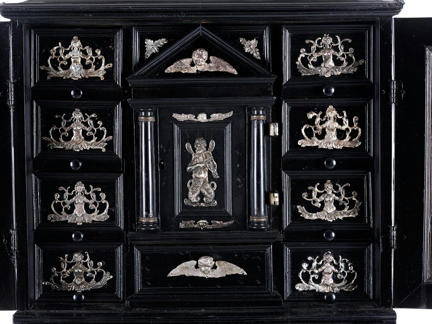Detailabbildung: Zierlicher Kabinettschrank