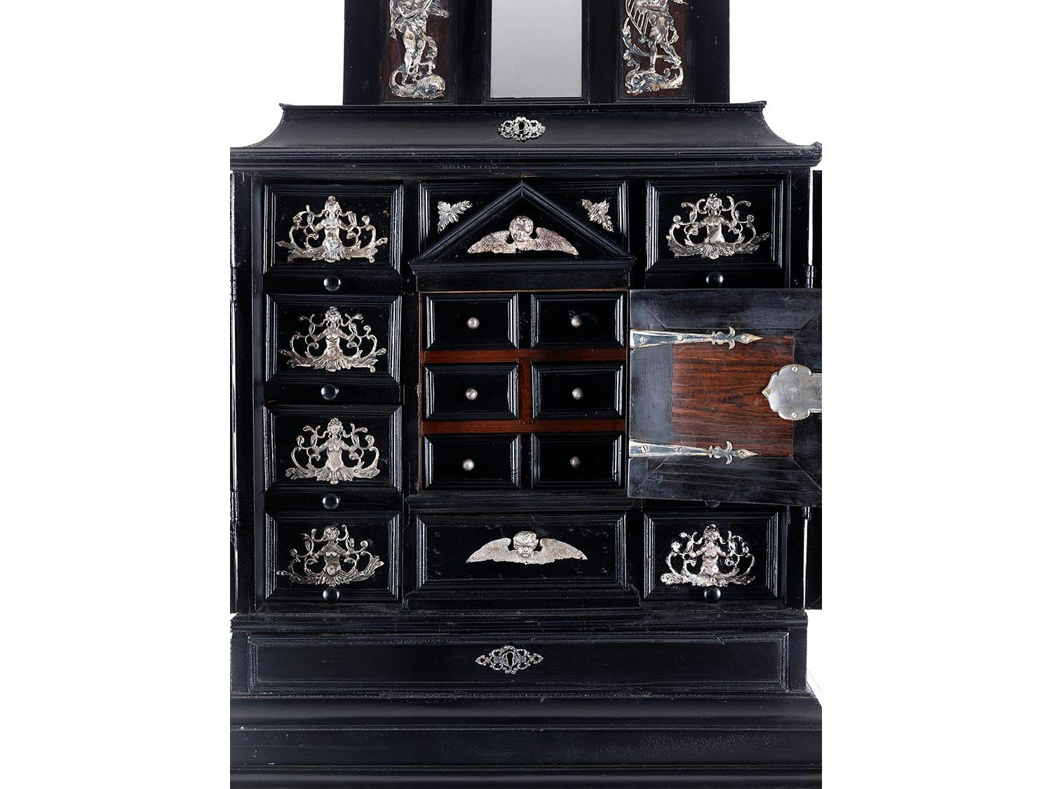 Detailabbildung: Zierlicher Kabinettschrank