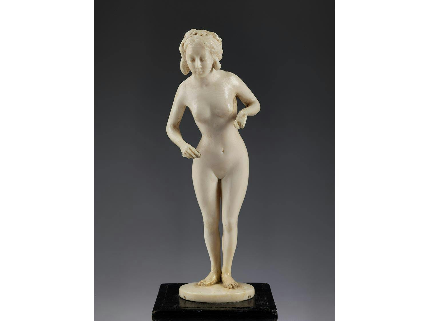 Detailabbildung: Elfenbeinfigurine