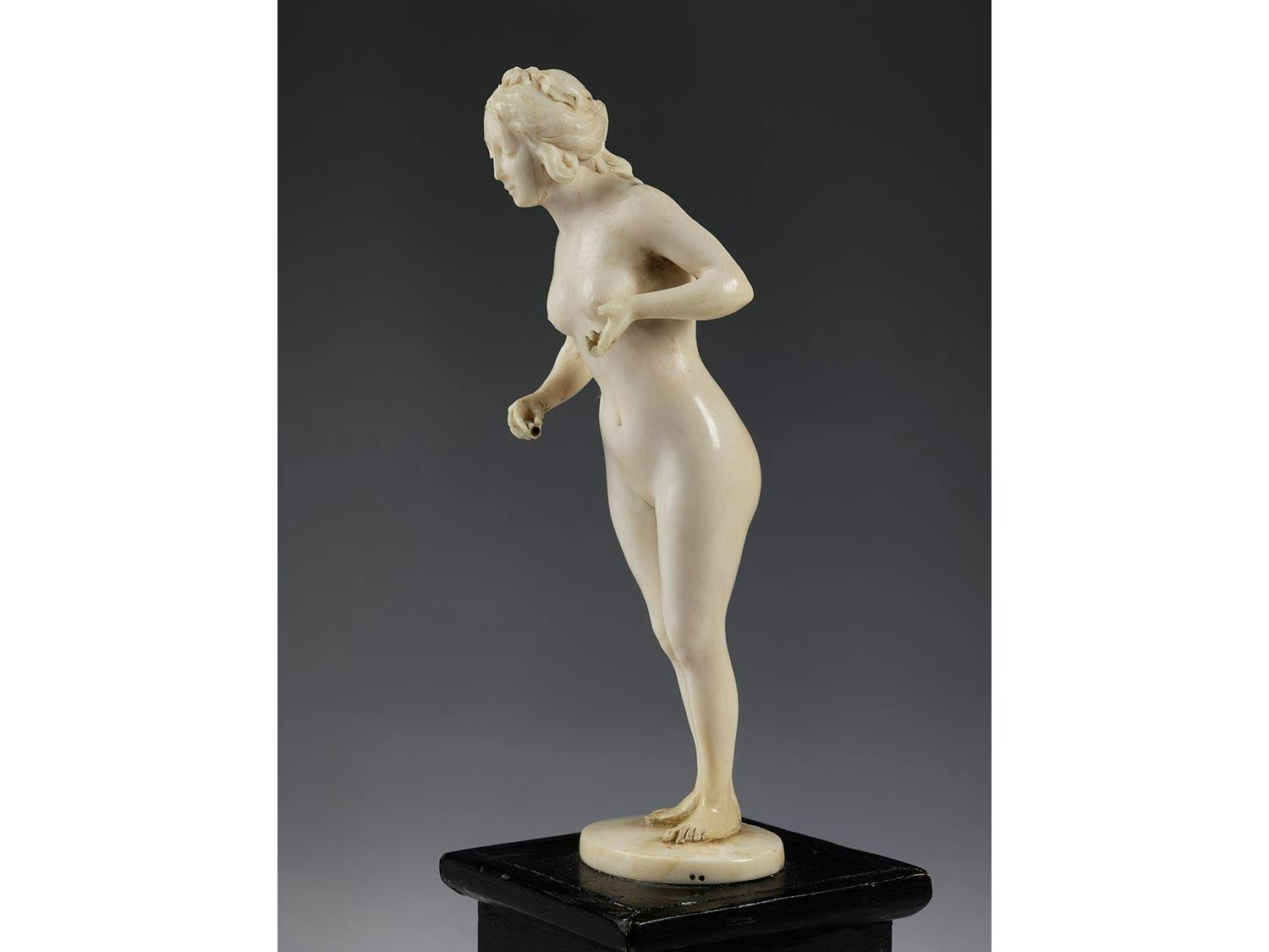Detailabbildung: Elfenbeinfigurine