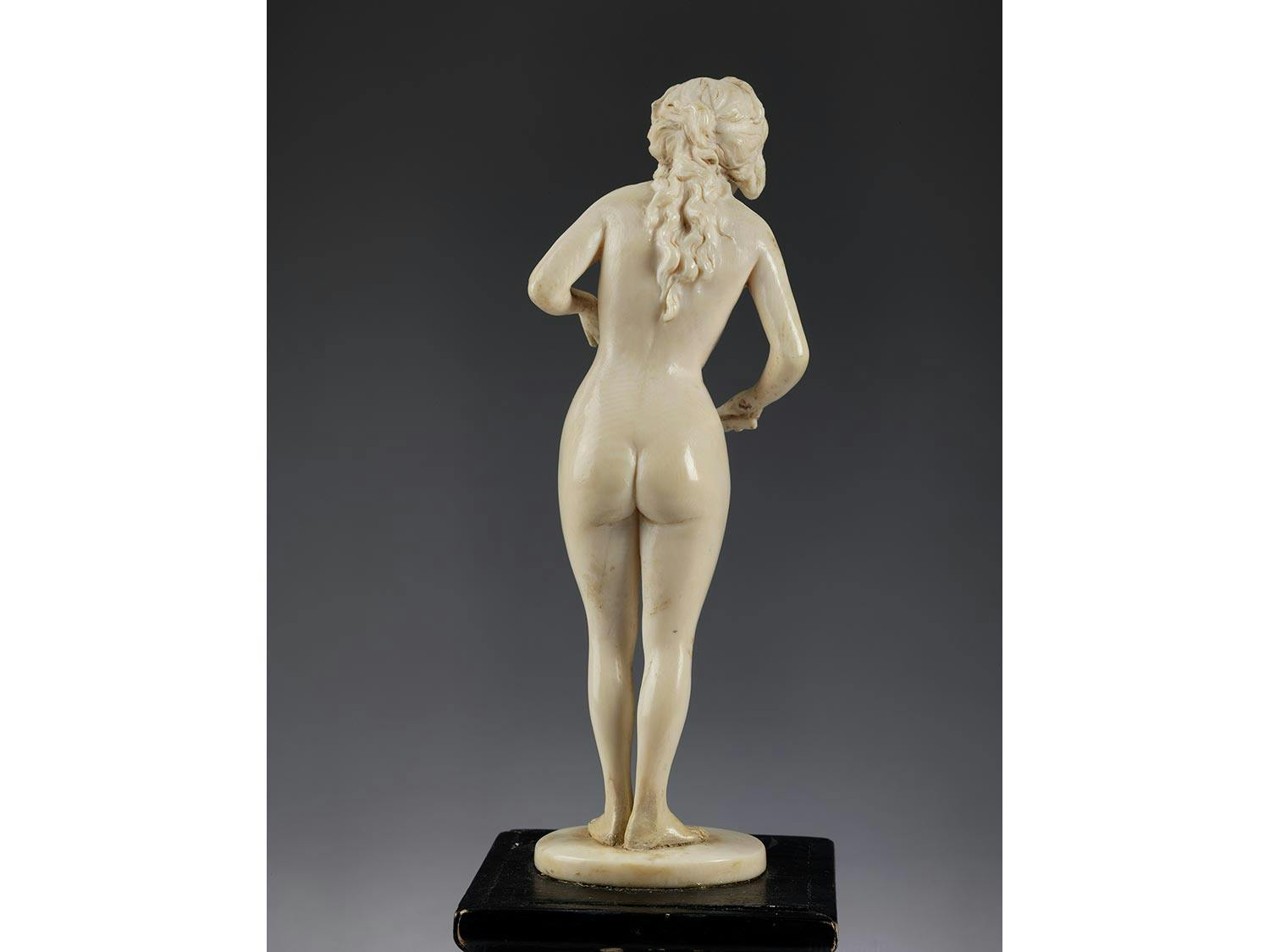 Detailabbildung: Elfenbeinfigurine