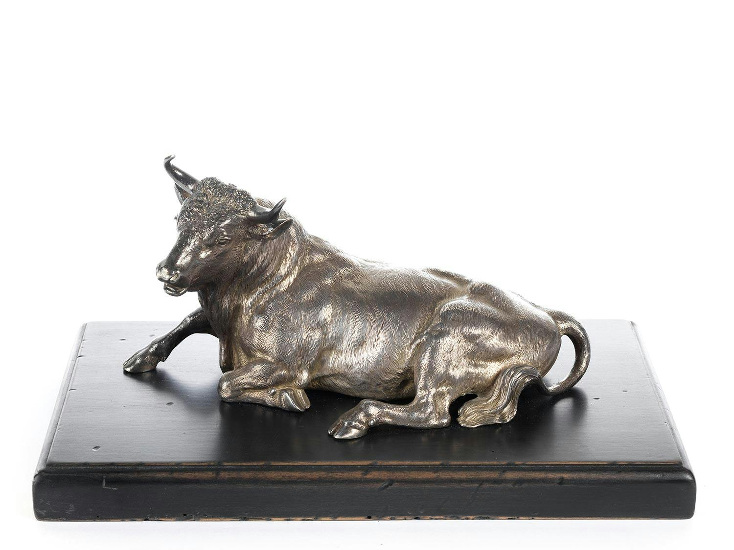 Liegende Kuh in Silberguss