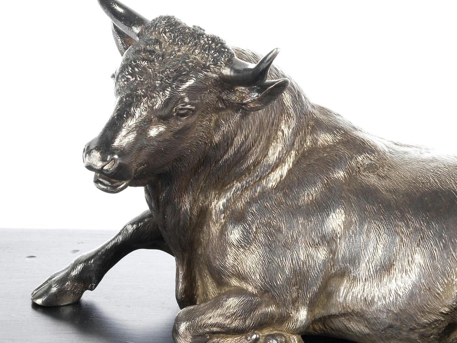 Detailabbildung: Liegende Kuh in Silberguss