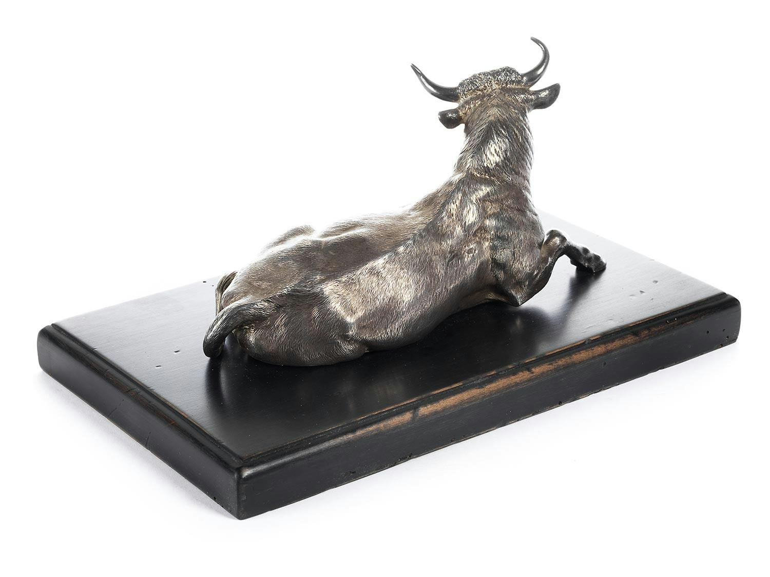 Detailabbildung: Liegende Kuh in Silberguss