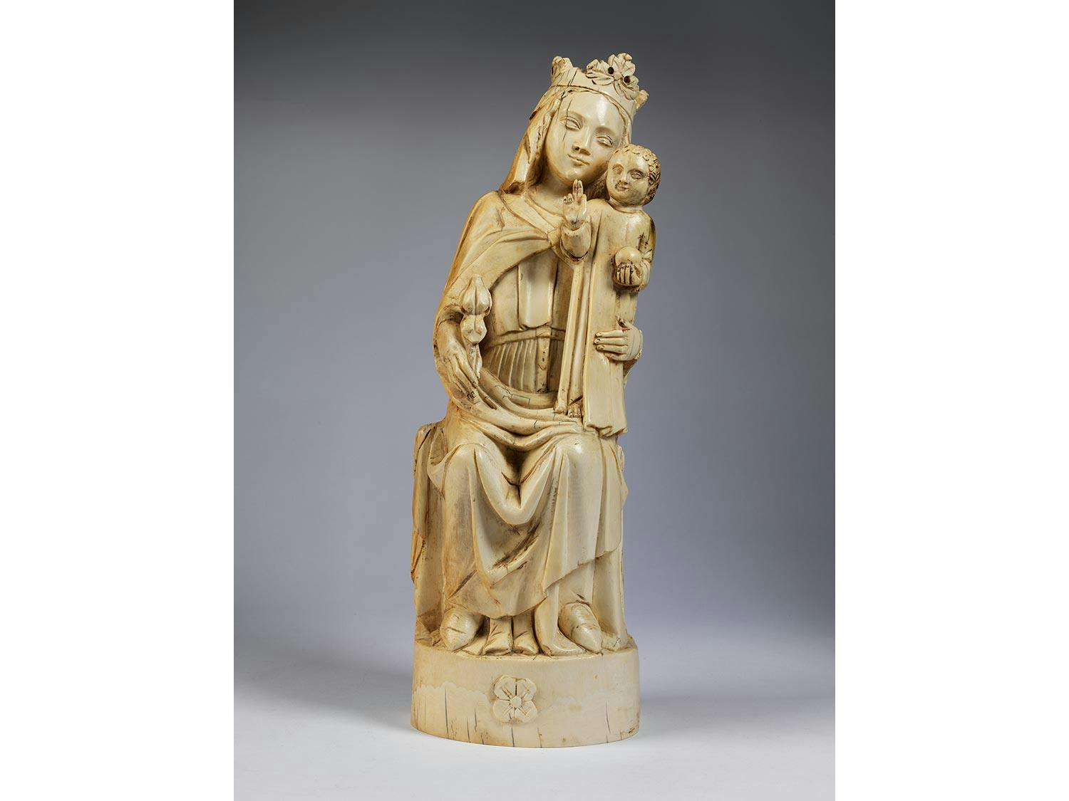 Detailabbildung: In Elfenbein geschnitzte Madonna im Stil der Gotik