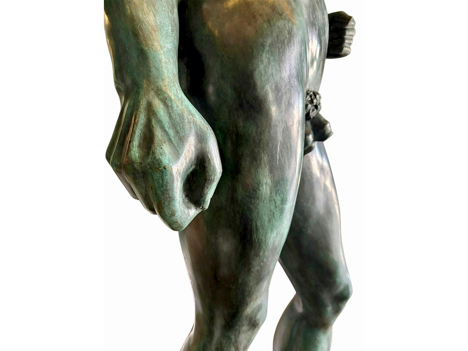 Detailabbildung: Zwei heroische Skulpturen