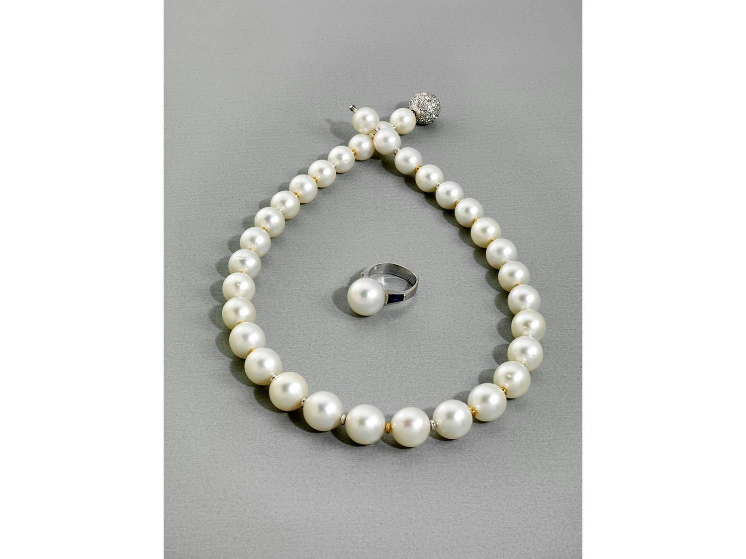 Südsee-Perlcollier mit Brillantschließe von Niessing und Ring
