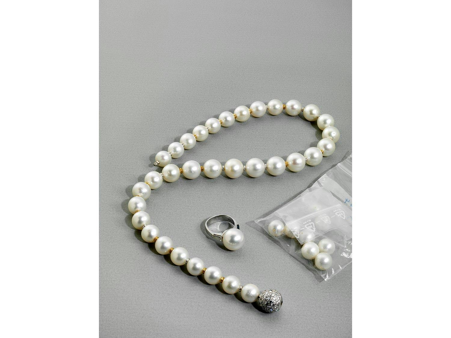 Detailabbildung: Südsee-Perlcollier mit Brillantschließe von Niessing und Ring